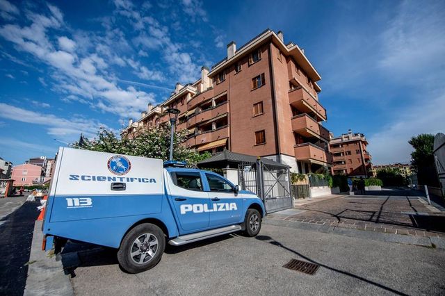 Milano, accoltella a morte la madre e si getta dal quarto piano