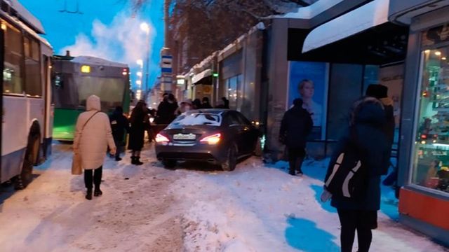 Автомобиль влетел в остановку в центре Екатеринбурга