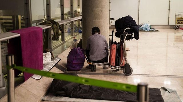 Aena prohíbe pernoctar en el Aeropuerto de Barajas desde este jueves