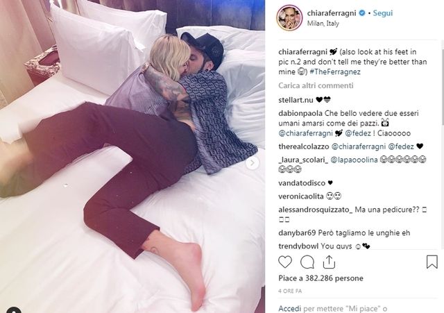 Chiara Ferragni e la foto con Fedez sul letto, ai fan non sfugge un dettaglio inquietante
