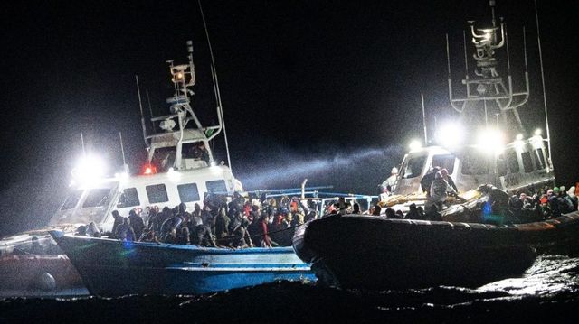 Több mint négyezer migráns érkezett egy nap alatt az olaszországi partokra