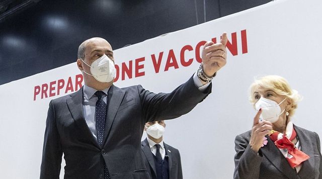 Lazio, dal 20 aprile vaccinazioni in farmacia per 55-60enni