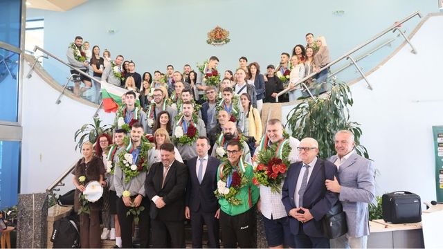 Радев награждава с почетни плакети волейболните национали