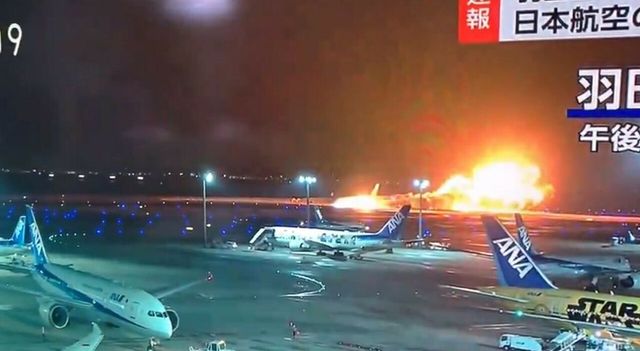 Aereo di linea in fiamme ad aeroporto di Tokyo