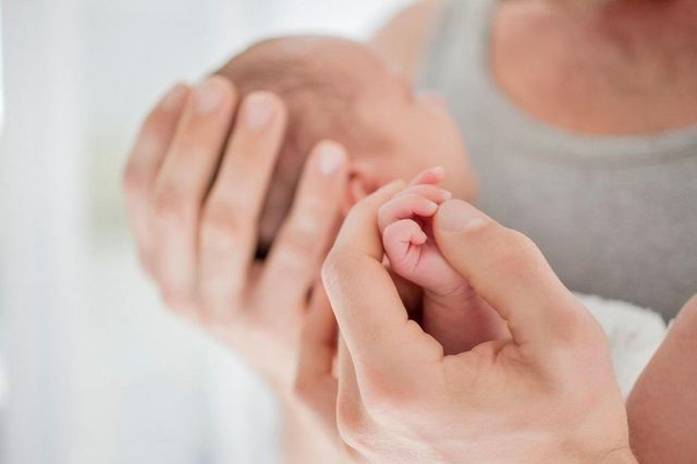 Un bebeluș de 3 zile a murit înecat cu lapte, la Spitalul Județean Alba