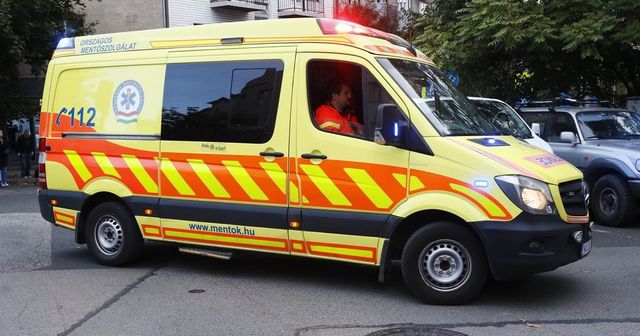 Veszélyes anyagokat szállító kamion borult fel Szombathelynél, életveszélyesen megsérült a sofőr