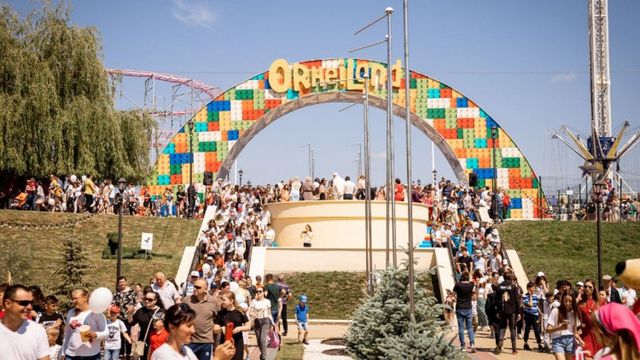 Mii de oameni sărbătoresc Ziua Copilului, la OrheiLand, unde a fost dat startul sezonului estival
