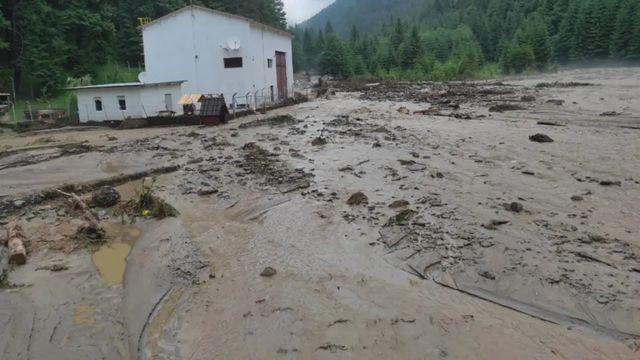 Sute de persoane afectate de precipitațiile masive râmân evacuate
