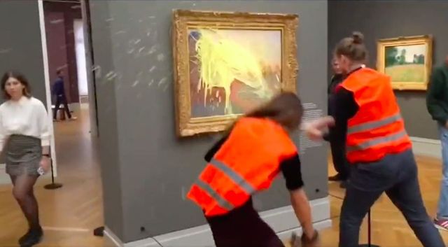 Due attivisti per il clima hanno lanciato purè di patate contro un quadro di Monet