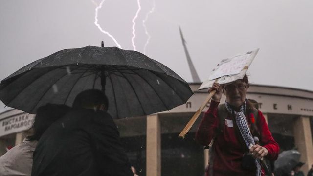 Москвичей предупредили о сильном ветре и грозе