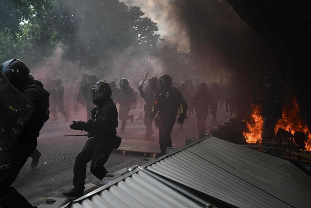 Primo Maggio in Francia, scontri tra polizia e manifestanti a Parigi e in altre grandi città
