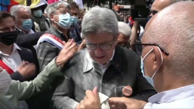 Încă un politician din Franța atacat; Liderul de stânga a fost acoperit cu făină în timpul unui marș