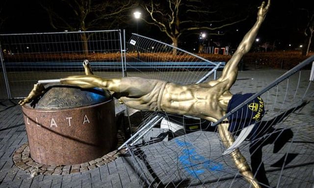 Statuia lui Zlatan Ibrahimovic, din Suedia, pusă la pământ