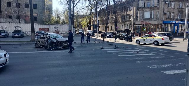 Grav accident în Chișinău. Pasagerul aruncat peste geam, iar mașina făcută zob