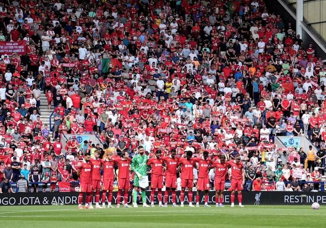 Lágrimas y mucha emoción en el homenaje del Liverpool a Diogo Jota en el primer partido tras su muerte