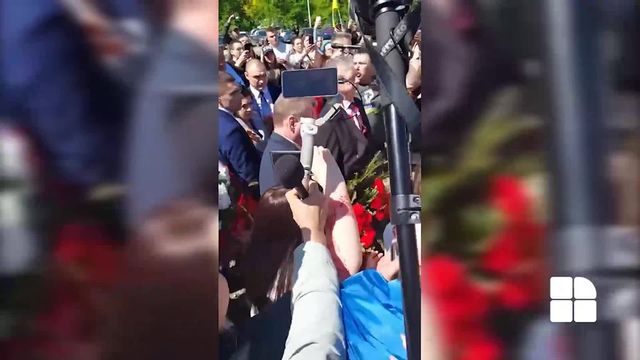 Ambasadorul rus în Polonia a fost stropit cu vopsea de culoare roșie în timp ce depunea flori la cimitirul sovetic din Varșovia