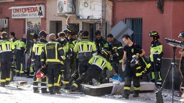 Hallan un segundo cadáver 48 horas después entre los escombros de la explosión del bar de Vallecas