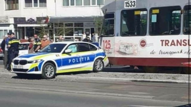 BMW de politie din Galati facut praf de tramvai. Vatmanul s-a ales cu amenda
