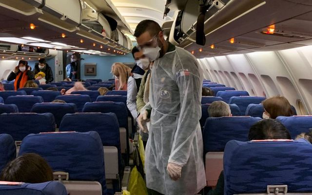 Un avion s-a întors din drum, după ce un pasager a glumit spunând că are noul coronavirus