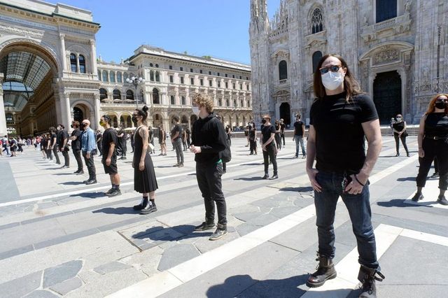 Milano, flash mob artisti per sostenere lavoratori dello spettacolo