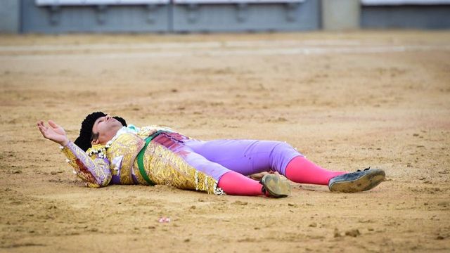 Morante de la Puebla, cogido por su segundo toro, corta las dos orejas de la Puerta Grande y se corta la coleta
