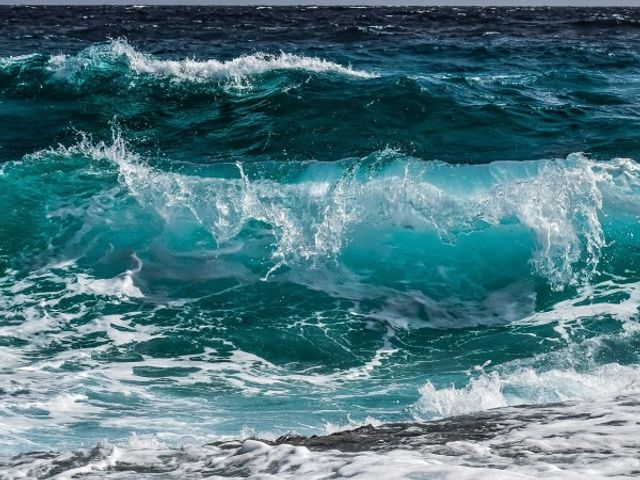 Търсят изчезнало дете в морето край Варна