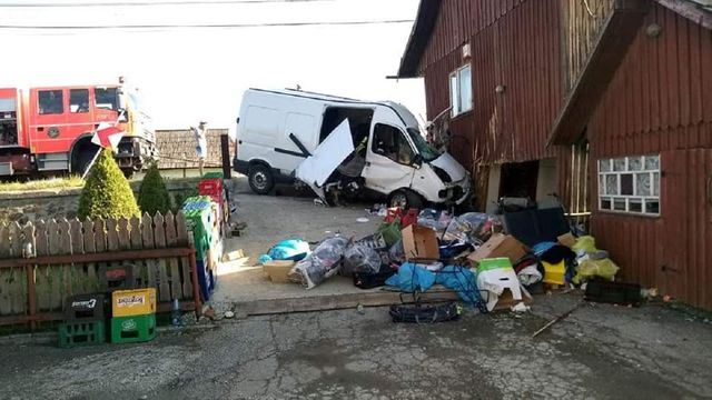 Șofer de microbuz mort în Suceava, a intrat cu mașina într-o casă, fiind strivit în cabină