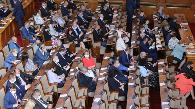 Пак скандал за носенето на маски в парламента