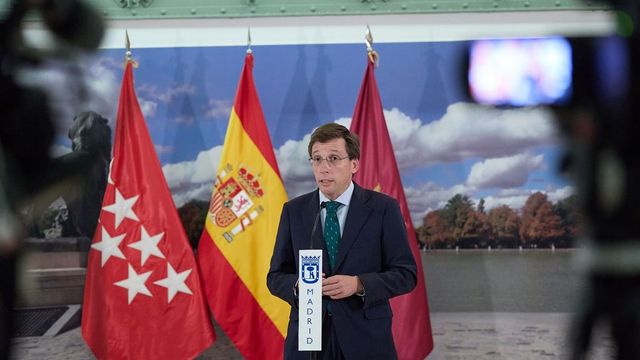 Un concejal del PSOE en Madrid, expulsado de un pleno por dar a Almeida varias palmadas en la cara