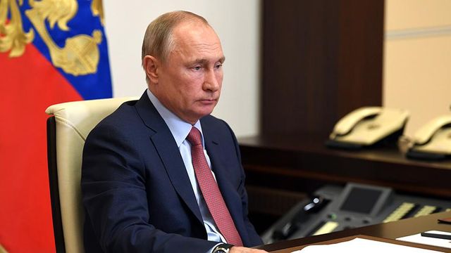 Путин поручил проработать вопрос об уплате топливного акциза на АЗС