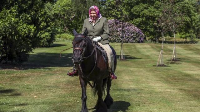 Regina Elisabeta, in varsta de 94 de ani, apariție inedita calare pe cal