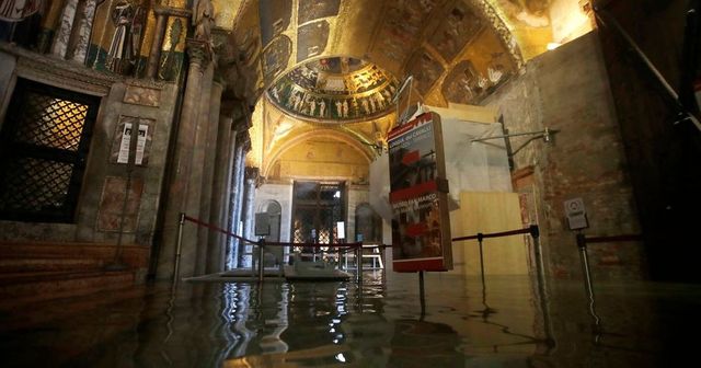 L'acqua alta ha inondato la basilica di San Marco
