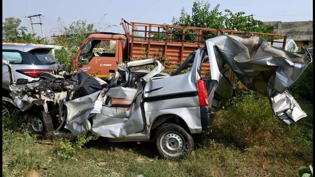 Five dead, three children injured in accident on Yamuna Expressway