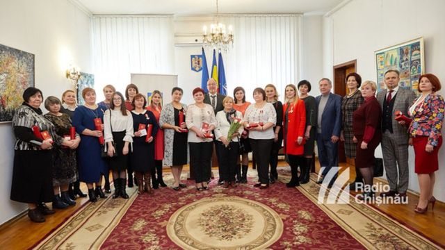 Iohannis a decorat profesorii de limbă română din Republica Moldova