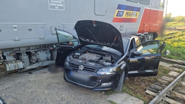 Accident grav in Suceava - Autoturism lovit de tren - O femeie a fost scoasa de sub locomotiva
