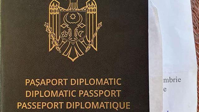 Primul pașaport diplomatic nevalabil a fost ridicat la frontieră