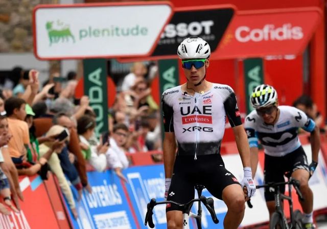 Juan Ayuso entra el primero a su redil cántabro