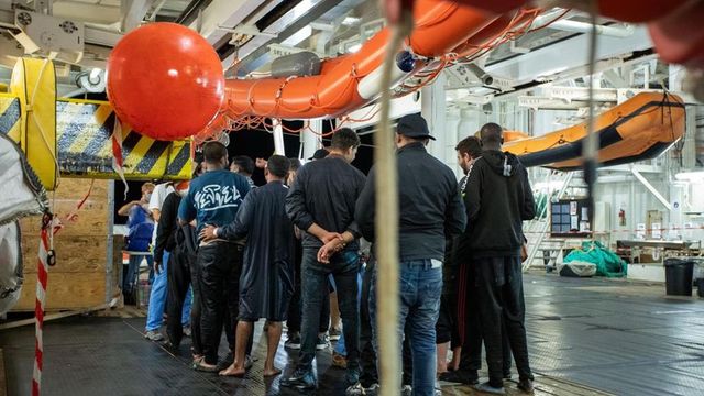 Migranti, giunta nel porto di Salerno nave di Msf con 258 a bordo