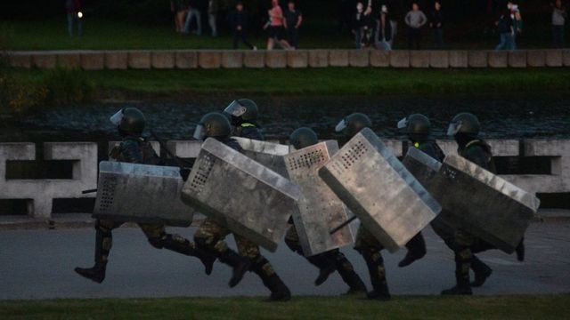 Vízágyúval oszlatta a rendőrség a tüntetőket Minszkben