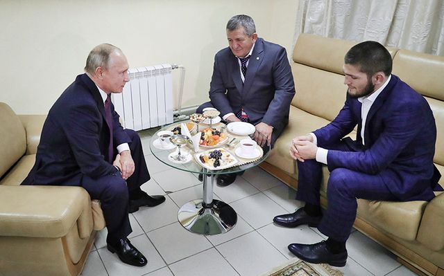 Путин решил лично поздравить Нурмагомедова с победой над Порье