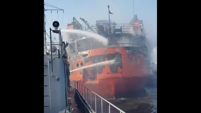 На Волге вспыхнул сухогруз с железом