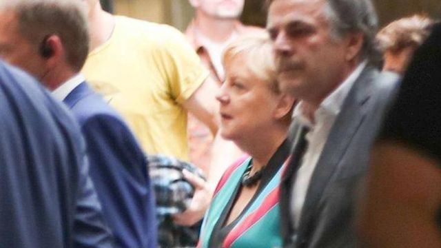 Ангела Меркель вышла в свет в купленном 23 года назад наряде