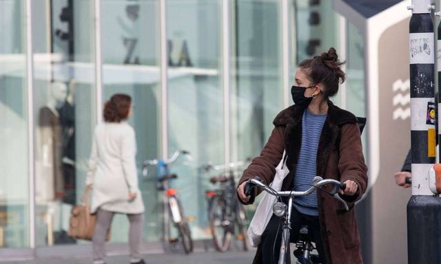 Hollandiában részleges lezárások léptek életbe, a maszk viselése kötelező lesz