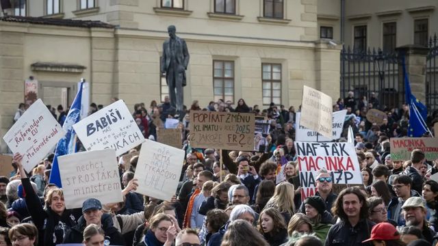 Na Hradčanském náměstí se demonstrovalo proti jmenování Macinky ministrem životního prostředí