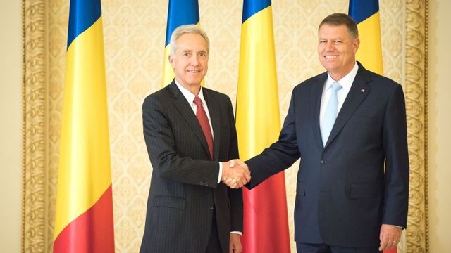 Klaus Iohannis l-a decorat pe ambasadorul Hans Klemm cu cea mai înaltă distincție a României