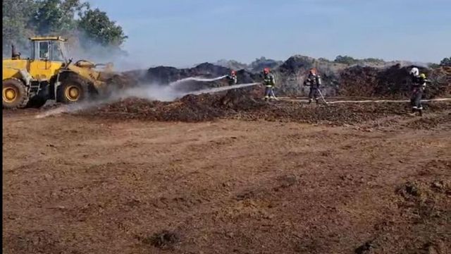 Pompierii intervin cu zece autospeciale la Buftea pentru stingerea unui incendiu