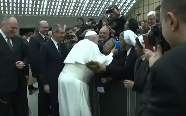 Papa Francisc a sărutat o călugăriță după ce a pus-o să promită că nu-l mușcă