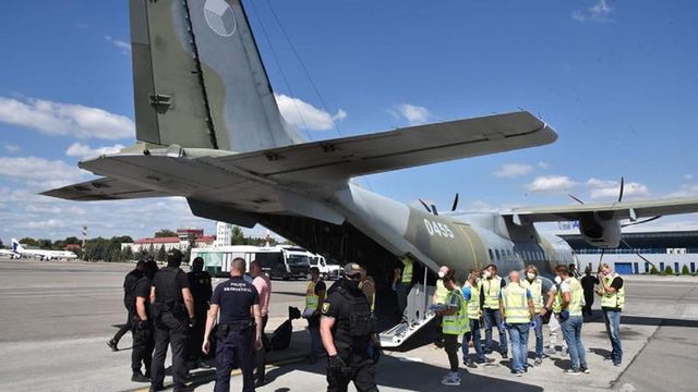 Cinci moldoveni, extrădați la Chișinău cu un avion militar ceh