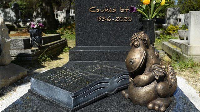 Új Süsü-szobor került Csukás István sírjára