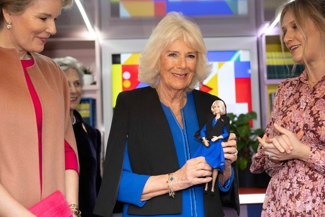 La regina Camilla riceve in dono una Barbie a lei ispirata